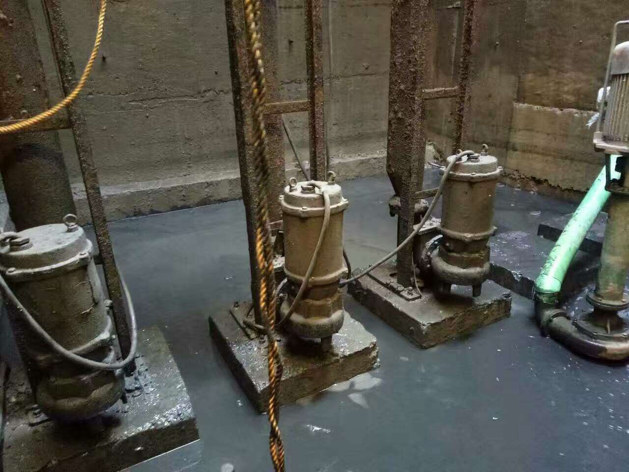 萨尔图污水池清理